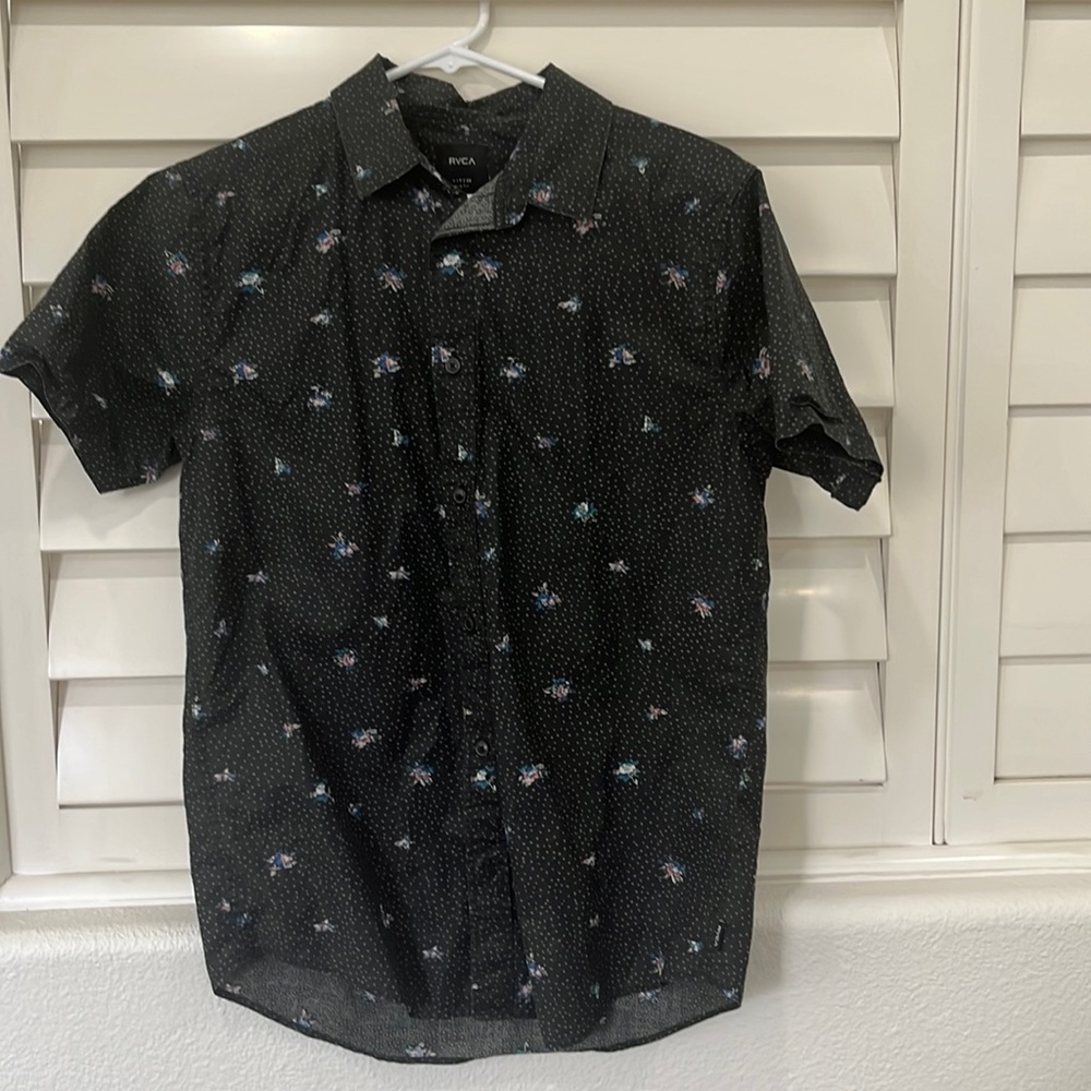 Excellent Condition- Mens RVCA button down shirt.  Small